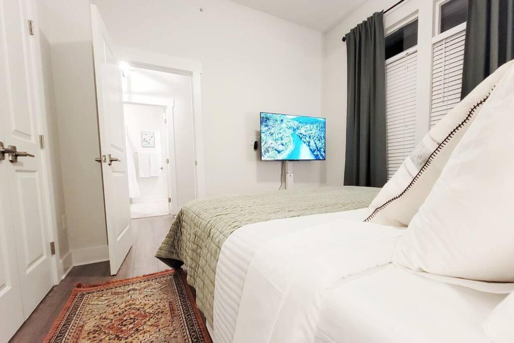 샬럿 New Stylish Getaway- 5 Mil To Uptown/3 Smart Tvs! 아파트 외부 사진