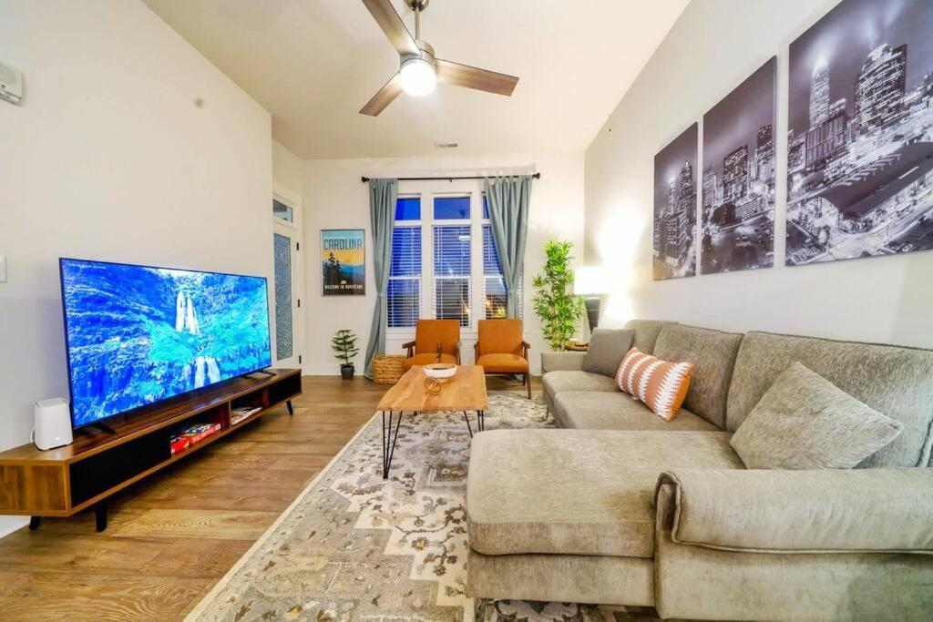 샬럿 New Stylish Getaway- 5 Mil To Uptown/3 Smart Tvs! 아파트 외부 사진