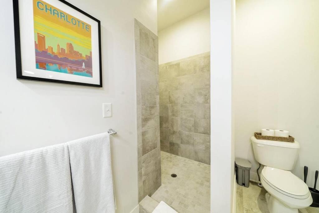 샬럿 New Stylish Getaway- 5 Mil To Uptown/3 Smart Tvs! 아파트 외부 사진