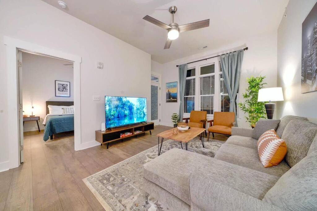 샬럿 New Stylish Getaway- 5 Mil To Uptown/3 Smart Tvs! 아파트 외부 사진